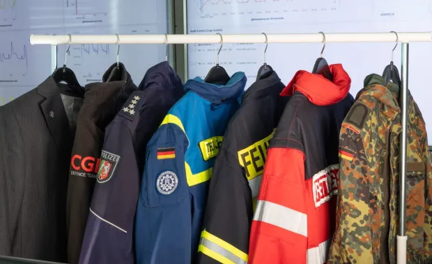 Verschiedene Uniformen nebeneinander aufgehängt