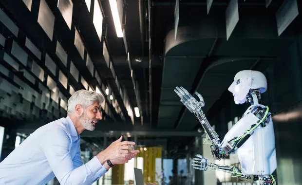 Vetenskapsman som talar med en robot AI
