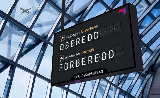 En flippbar skylt på en flygplats som visar texten avgående ofröberedd och ankommande förberedd