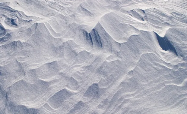 Kuvituskuva: lähikuva lumimaisemasta. CGI:n paikallinen kumppanisivu Snowflake-kumppanuudelle.