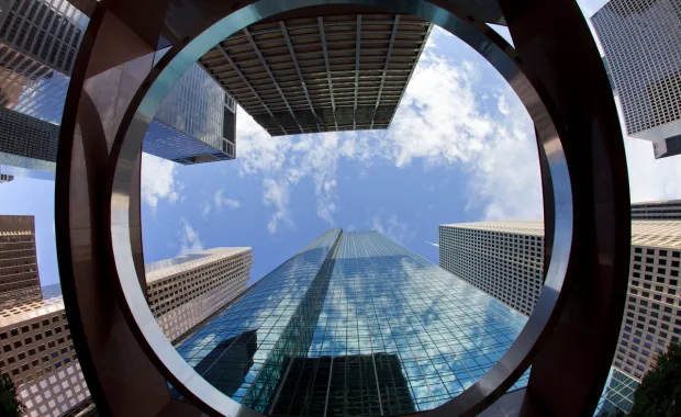 Abstraktes Bild mit Bürogebäuden und Wolken