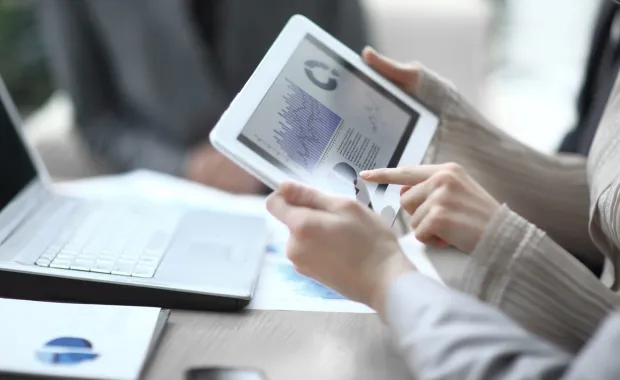 Équipe d'affaires utilisant une tablette numérique