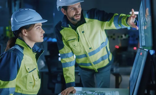 Deux personnes qui travaillent dans l'industrie