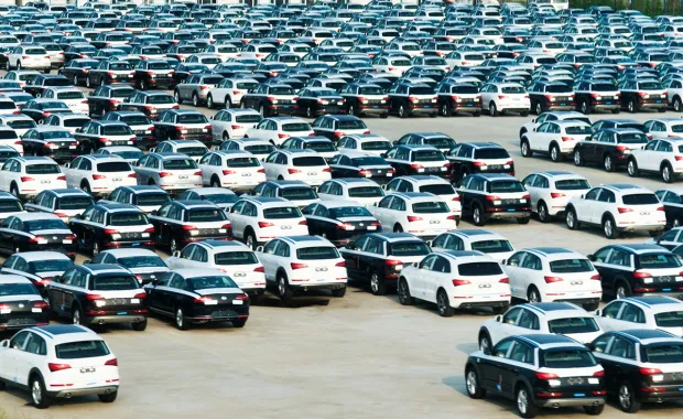 Auslieferungsfläche eines Automobilherstellers mit großer Fahrzeugflotte.