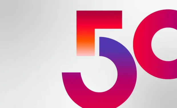 Närbild av siffran 50 i en färgstark design med övertoningar i rött, orange, rosa och lila mot en ljusgrå bakgrund. Grafiken symboliserar CGI:s 50-årsjubileum.