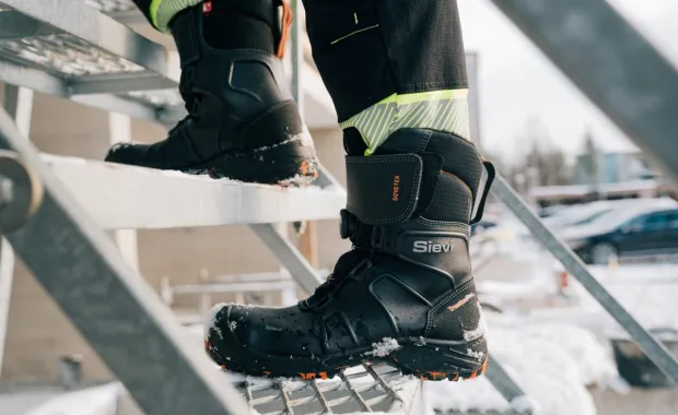 Kuvituskuva: Sievin työsaappaat portailla