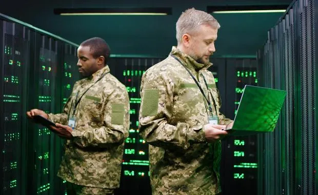 Två militärer i en serverhall