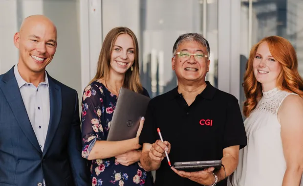 CGI Member stehen draußen vor dem Bürogebäude