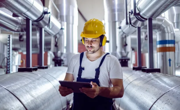 ingénieur utilisant une tablette dans une installation industrielle
