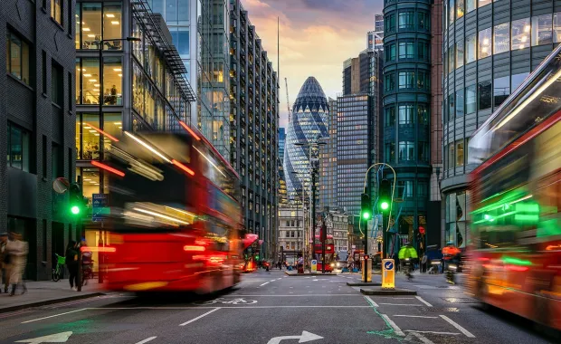 La circulation dans le centre-ville de Londres au coucher du soleil