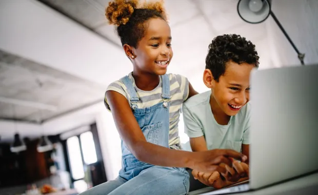 Kinder nutzen einen Laptop zum Lernen