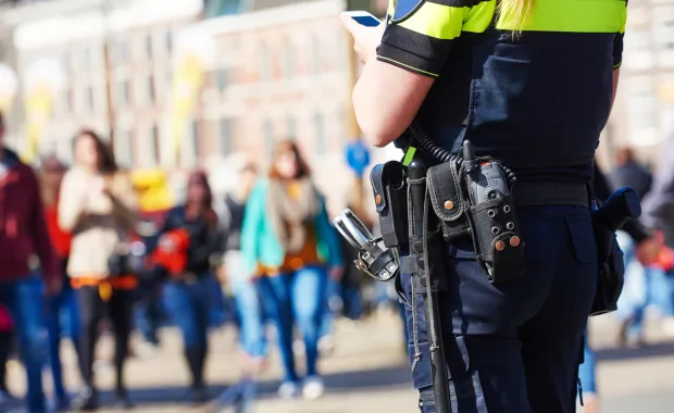 Streifenpolizistin in der Stadt