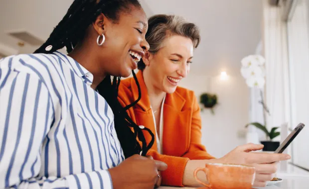 Deux personnes sourient devant le téléphone