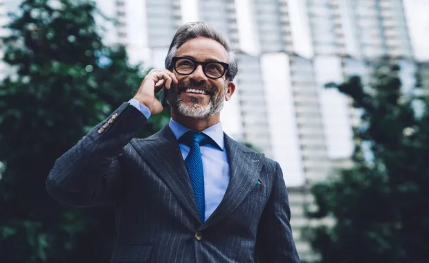 Consultant sur un téléphone mobile