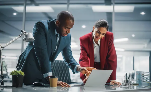 Deux personnes qui travaillent devant un ordinateur