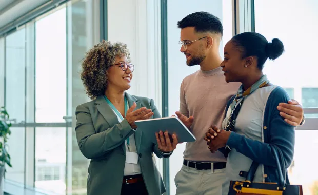 Couple consultant sur une tablette avec un expert en assurance