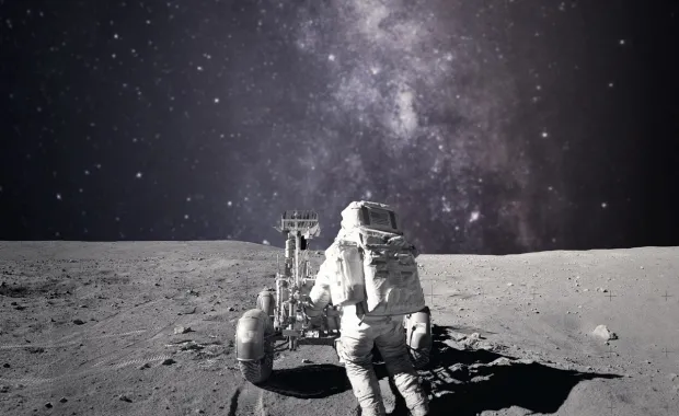 Astronaut vid farkost undersöker en planet ute i rymden
