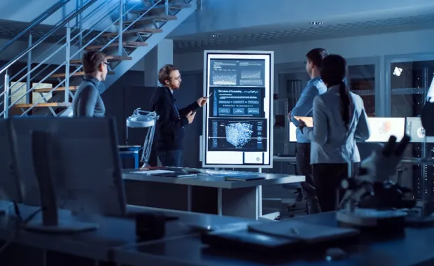 Team analysiert Dashboard zur Umsetzung skalierbarer Data Spaces in modernen Datenökosystemen.