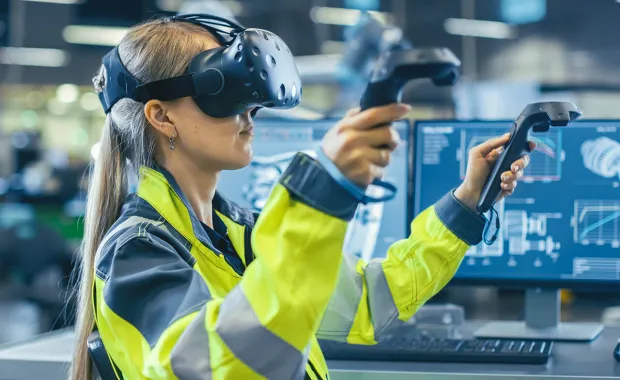 En kvinna i en fabrik med VR-glasögon