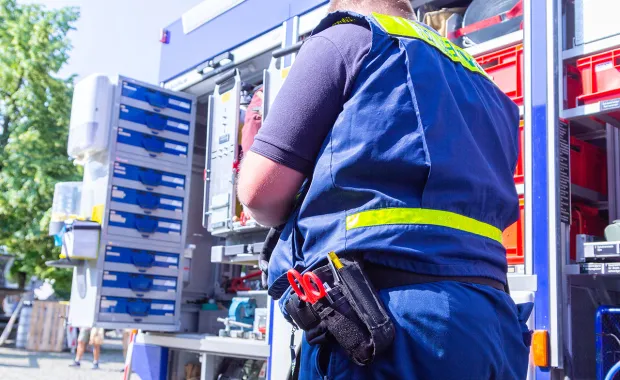 Techniker arbeitet an elektrischen Anlagen in einem Servicefahrzeug