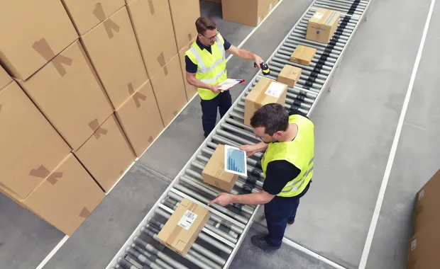 Opérateurs sur ligne automatisée illustrant la digitalisation MES vers MOM.
