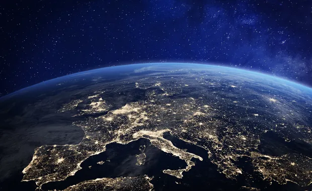 Satellit im Erdorbit über der Atmosphäre, als Darstellung komplexer Missionssysteme und datengetriebener Prozesse in der Raumfahrt