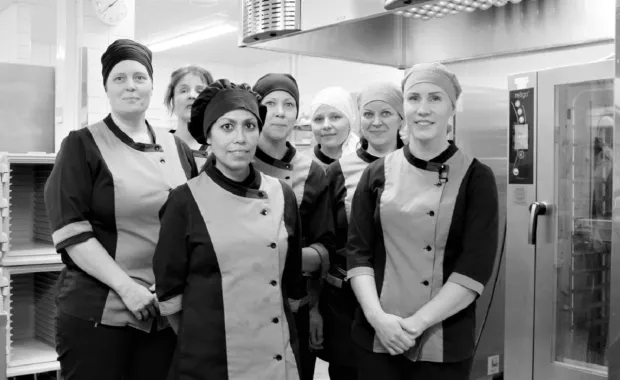Köksteam på Pirkanmaan Voimia, ett finskt cateringbolag som har löst frågan om specialkost i offentliga storkök