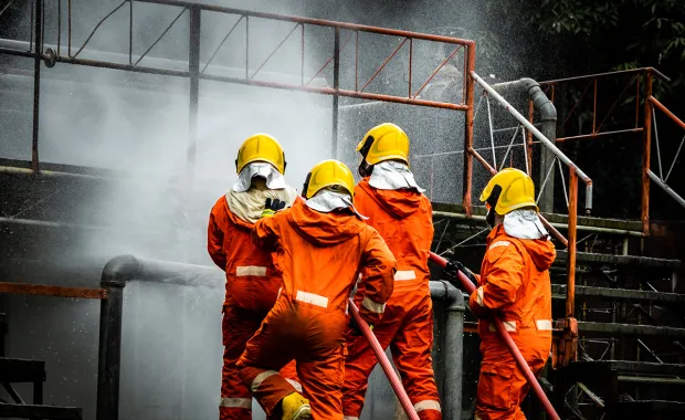 Feuerwehrleute beim Löschen