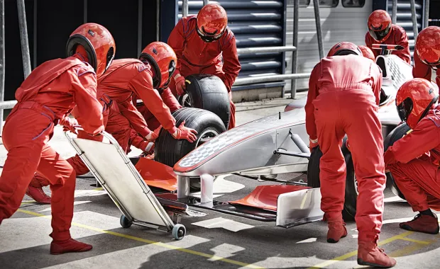 Formel 1 team byter däck på bil i depå