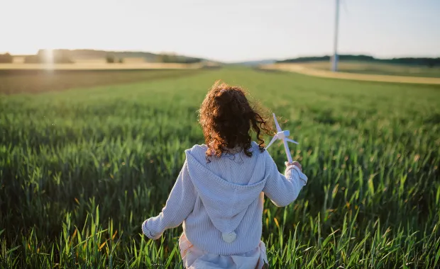 Une jeune fille dans un champs regardant au loin