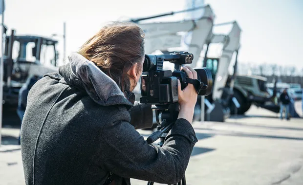Ein Fotograf oder Kameramann filmt eine Szene