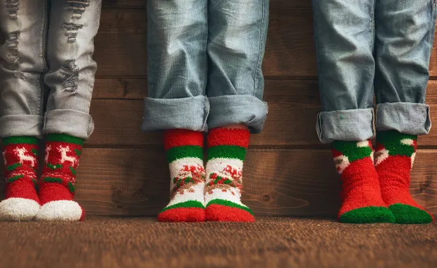 Laste jalad, värvilised villased sokid jalas 