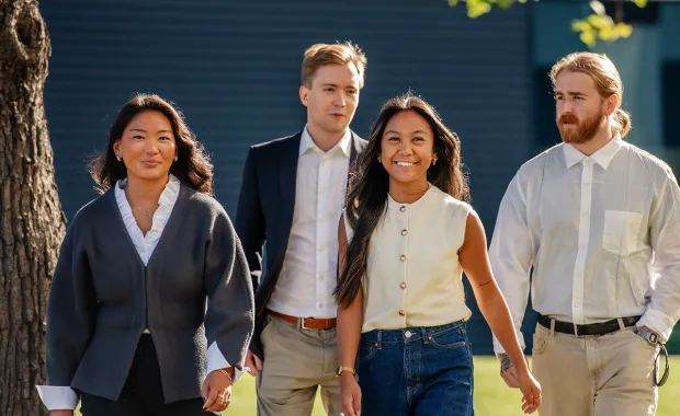 Graduates fire personer