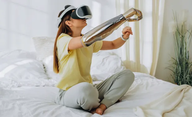 Une personne en train d'utiliser un casque virtuel