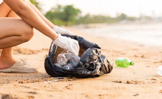 Personne ramassant des ordures sur la plage
