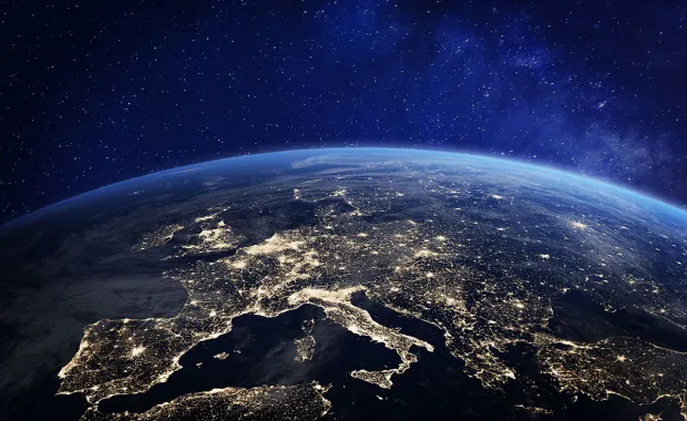 Vue de la planète Terre depuis l’espace avec les lumières des villes visibles