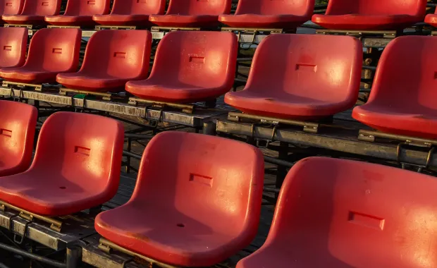sedačky na stadionu
