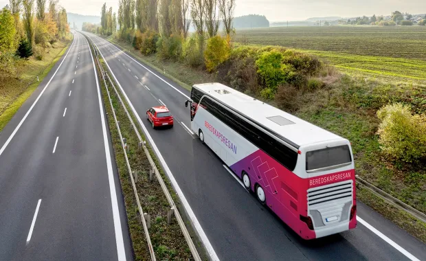 En buss som åker mot fjärran med budskapet beredskapsresan.