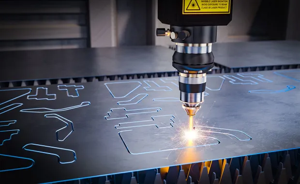 Närbild av en industriell laserskärare som skär ut former i en metallplåt. Gnistor syns vid skärpunkten och flera färdigskurna konturer är synliga i plåten.