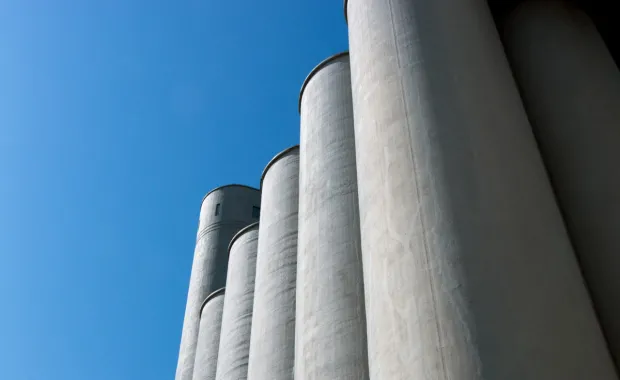 Kuvituskuva: tehtaan suuret viljasäilöt