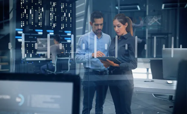 Dos personas trabajando en un servidor