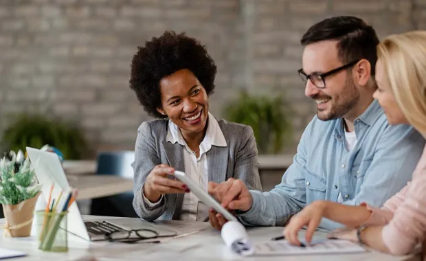 Profesionales debatiendo sobre consultoria de negocio