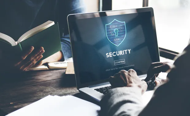 Ein Laptop ist geschützt durch Cybersecurity