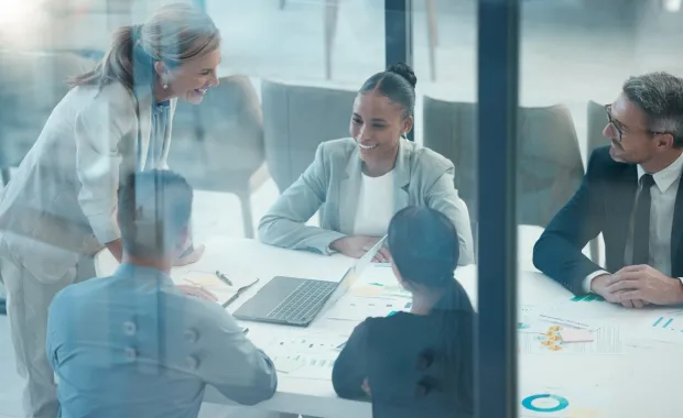 Führungskräfte besprechen digitale Strategien in einem modernen Konferenzraum einer Finanzorganisation