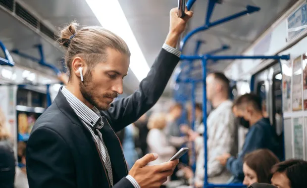 Kuvituskuva: Mies käyttää julkista liikennettä työmatkalla