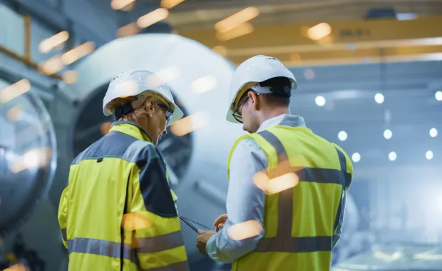 2 personens dans une usine
