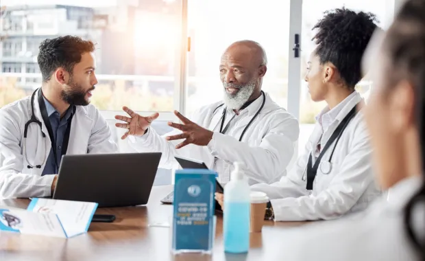 Medizinisches Team bei einer Besprechung in einem Konferenzraum im Krankenhaus.
