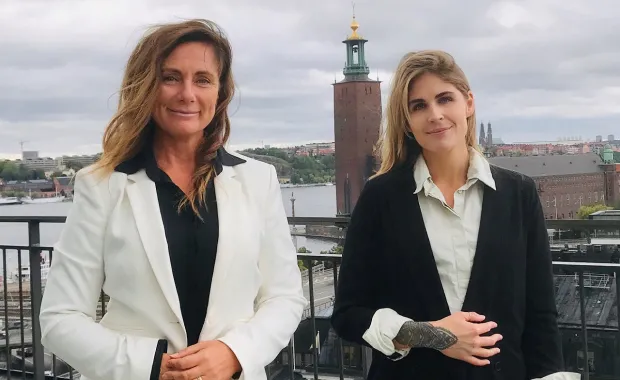 CGI:s Susanne är mentor till Fanny, foto när de står på CGI:s takterrass i Stockholm med Stadshuset i bakgrunden
