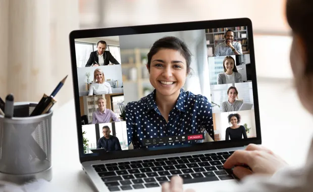 Bildschirm mit Video-Teilnehmer via Microsoft Teams