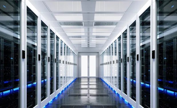 En symmetrisk serverhall med rader av servrar på båda sidor och blå LED-belysning längs golvet. Miljön är ren, modern och högteknologisk.